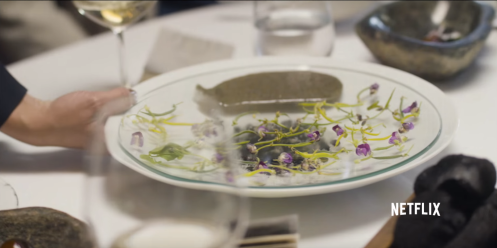 Vagens e flores sendo servidas no Blue Hill, de Dan Barber - Frame do trailer da Netflix